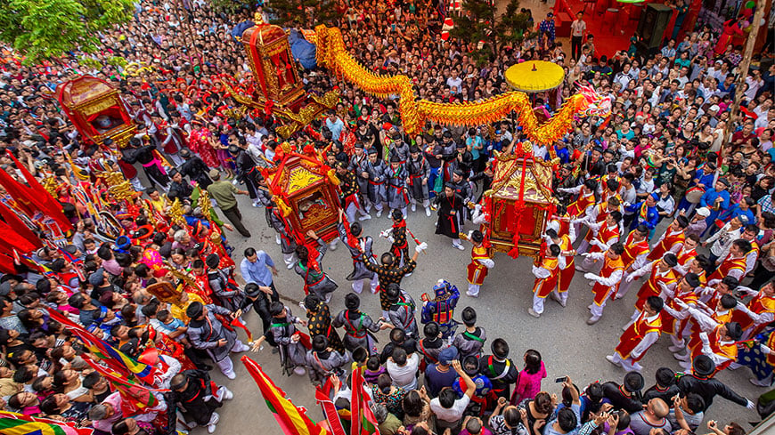 Traditional Vietnamese festivals – Experience the magic of Tet, Mid-Autumn Festival, and local celebrations filled with color, music, and community spirit.