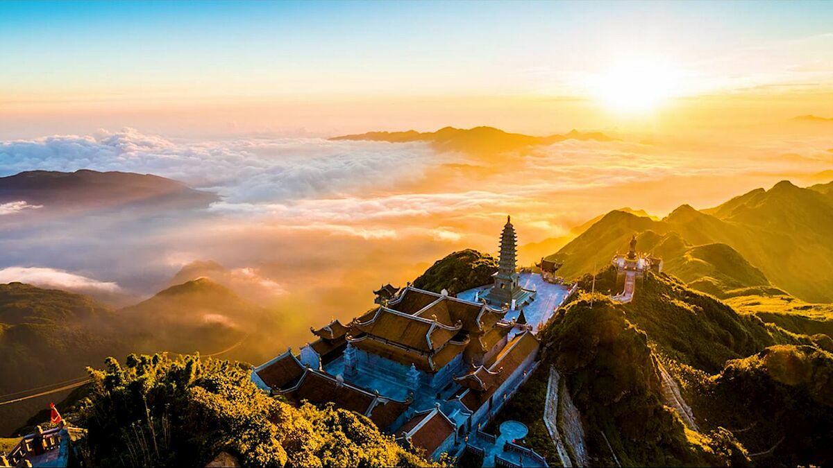 Fansipan Peak – Conquer the highest mountain in Indochina for breathtaking views and unforgettable adventure in Vietnam's northern highlands.